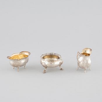SOCKERSKÅLAR, 2 st samt GRÄDDKANNA, silver, London 1884 respektive Malmö, 1974. Vikt 226 g.