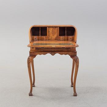 SECRETAIRE, Queen Anne-style, England, 20th century.