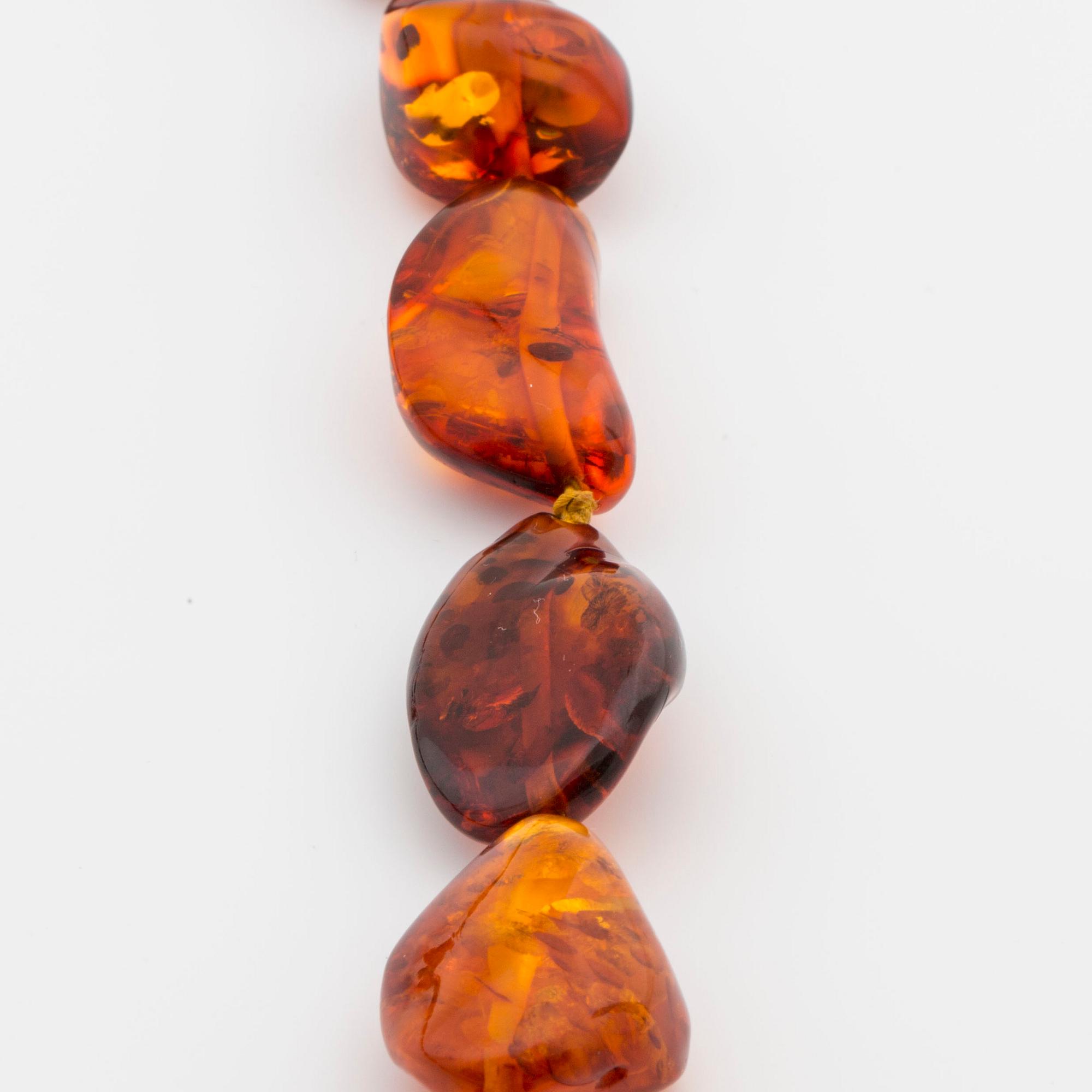 HALSBAND, bärnsten, doserat, ca 78 cm.