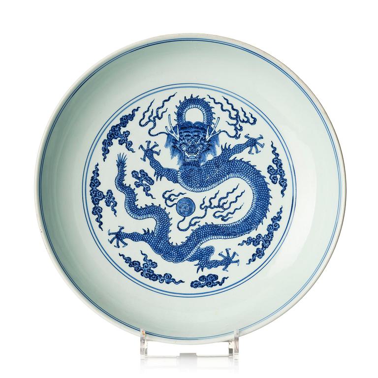 A blue and white 'dragon' dish, Qing dynasty, 18th century.
