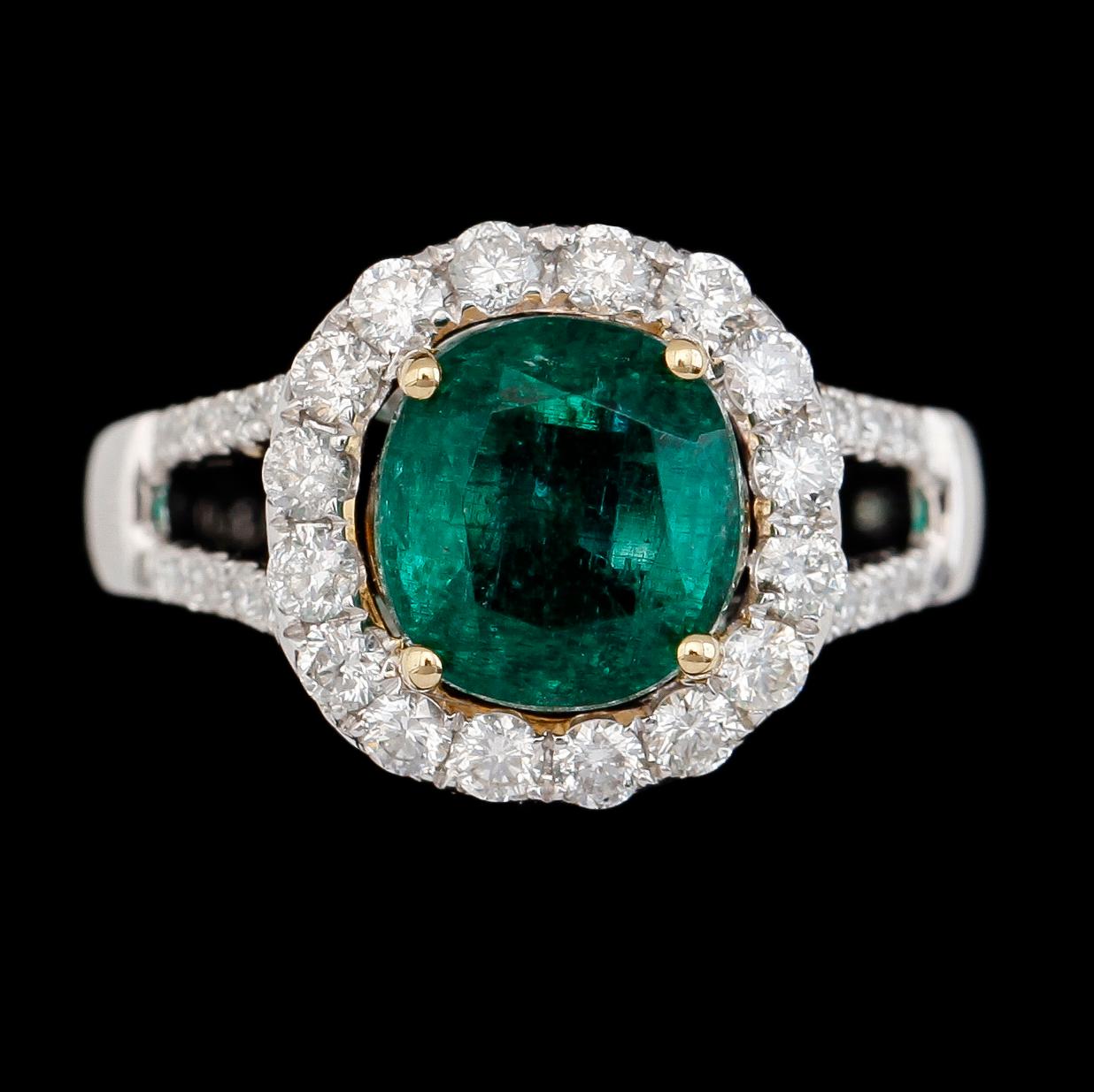 RING, 18K guld/vitguld, smaragd ca 2.36 ct. samt diamanter tot ca 0.62 ct.