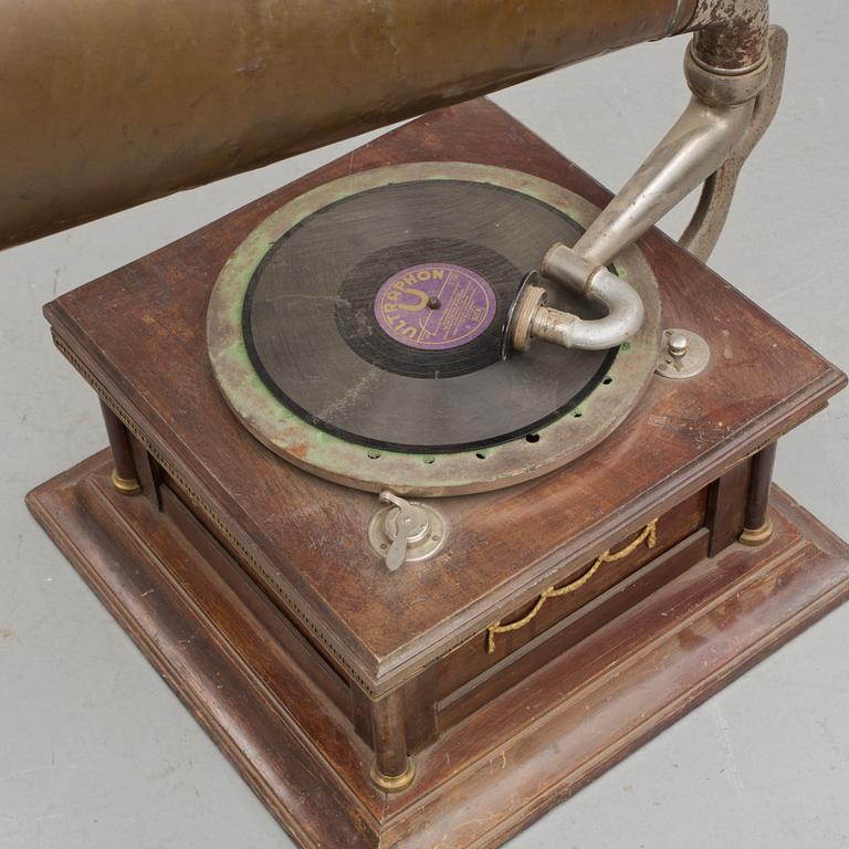 TRATTGRAMMOFON, 1900-talets början.