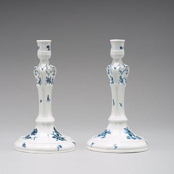 LJUSSTAKAR, ett par, porslin. Berlin, 1700-tal.