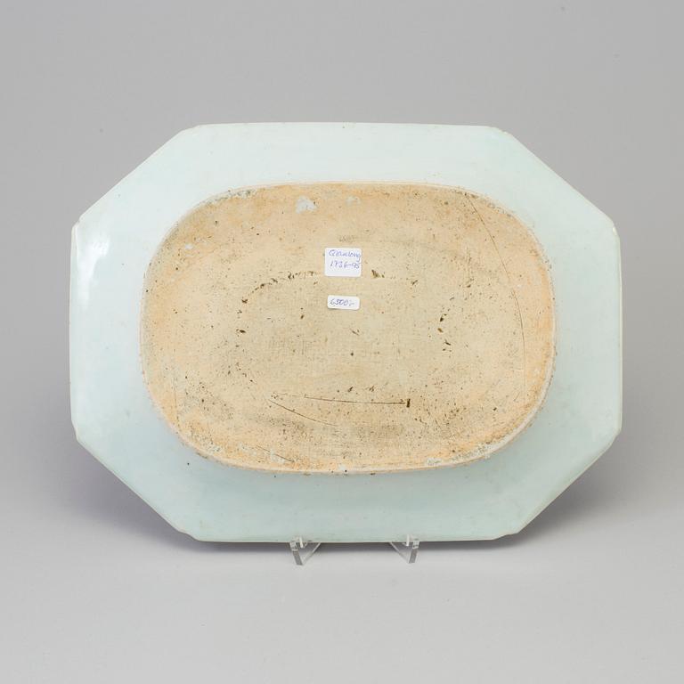 A blue and white export porcelain serving dish, Qing dynasty, Qianlong (1736-95).