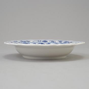 CRÈMEKOPPAR med LOCK och FAT, 12 st, BÄRTALLRIKAR, 12 st, samt DJUP TALLRIK, porslin, Meissen, 1900-tal.