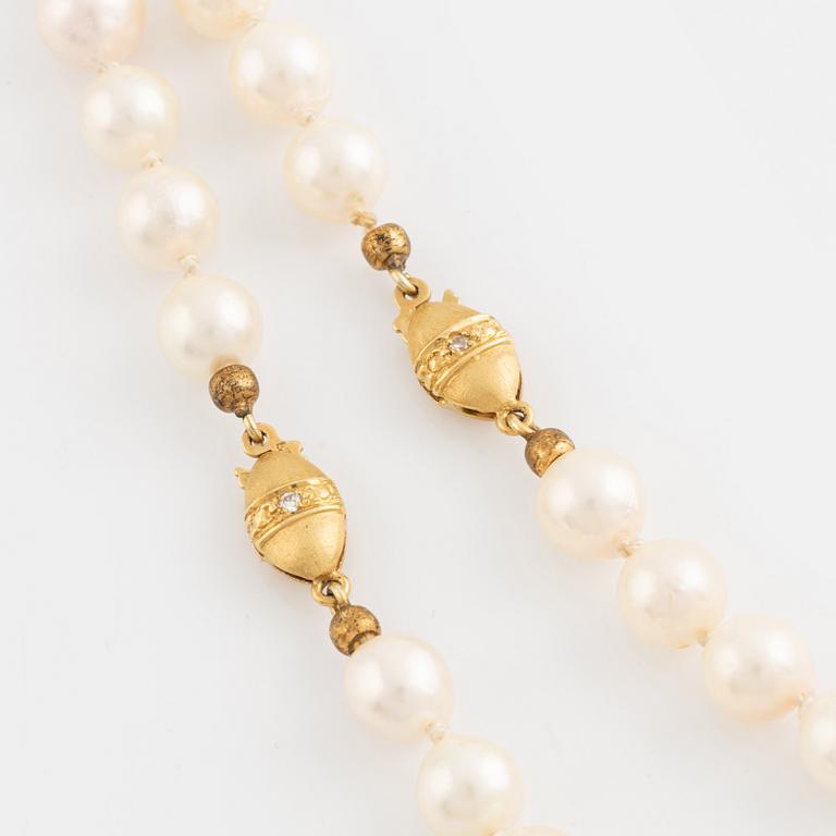 Cultured pearl necklace, clasp 18K gold with brilliant cut diamonds.