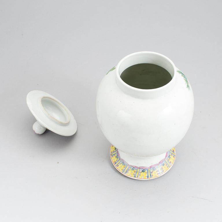 A chinese porcelain urn with cover, 20th century.