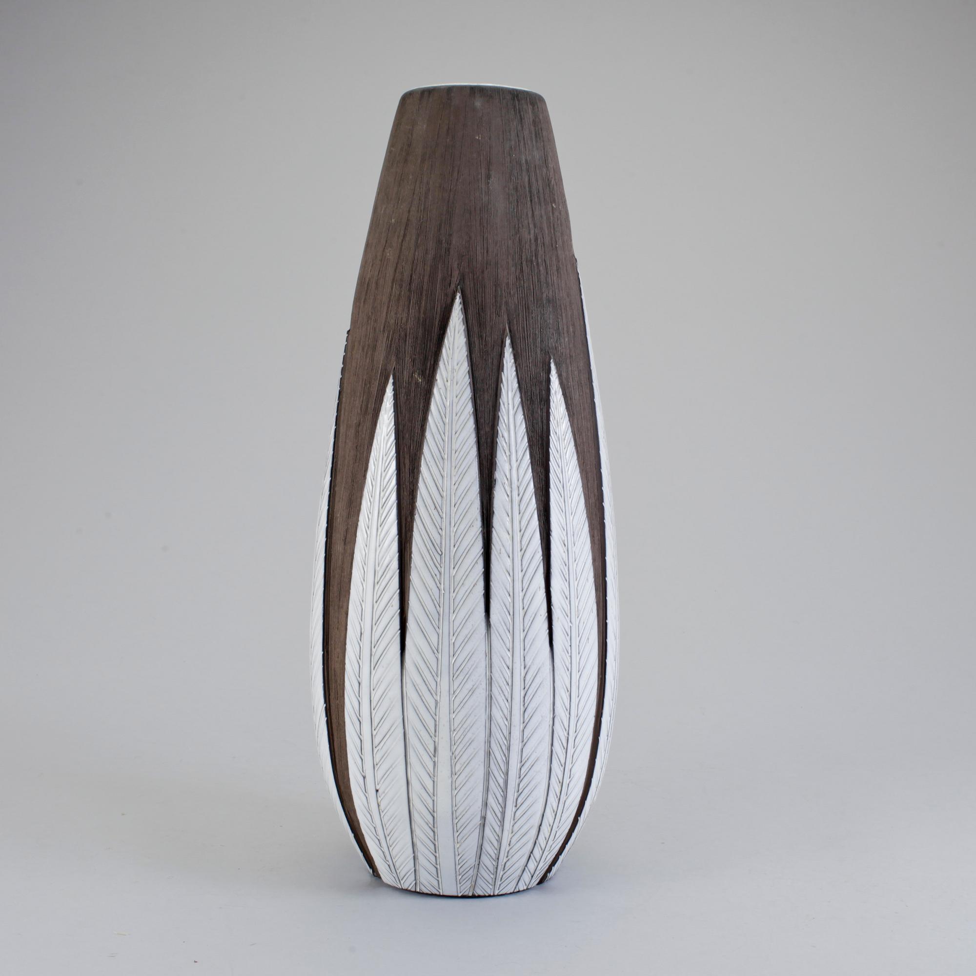 GOLVVAS, stengods, "Paprika", Anna-Lisa Thomson, Upsala Ekeby, i produktion 1951-1969.