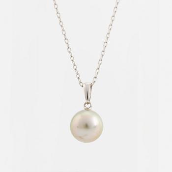 An 18K gold and cultured Tahiti pearl with 18K gold chain. - Bukowskis
