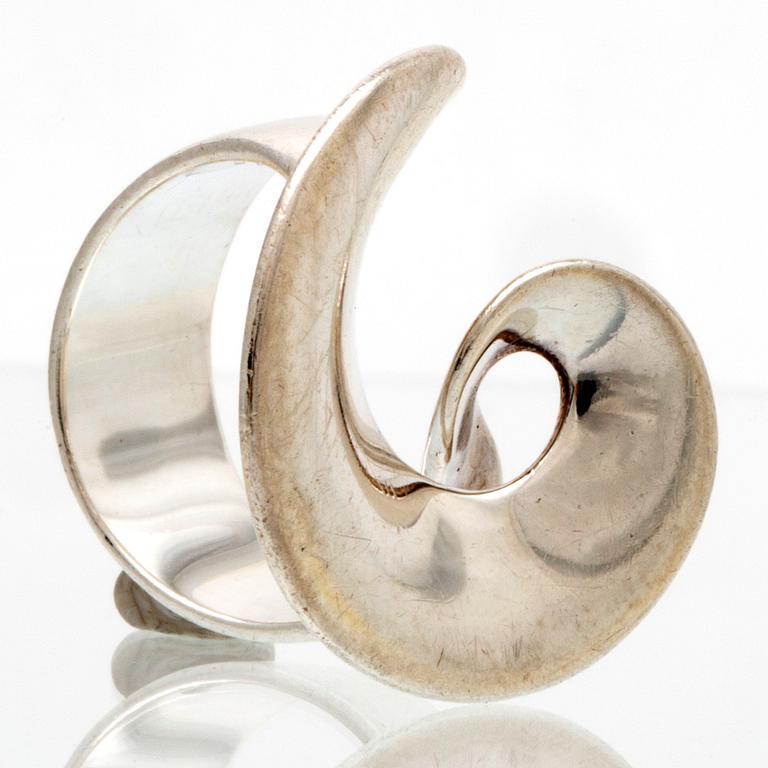 Georg Jensen ring sterling silver, design "Möbius" av Torun Bülow nr 443, original case.