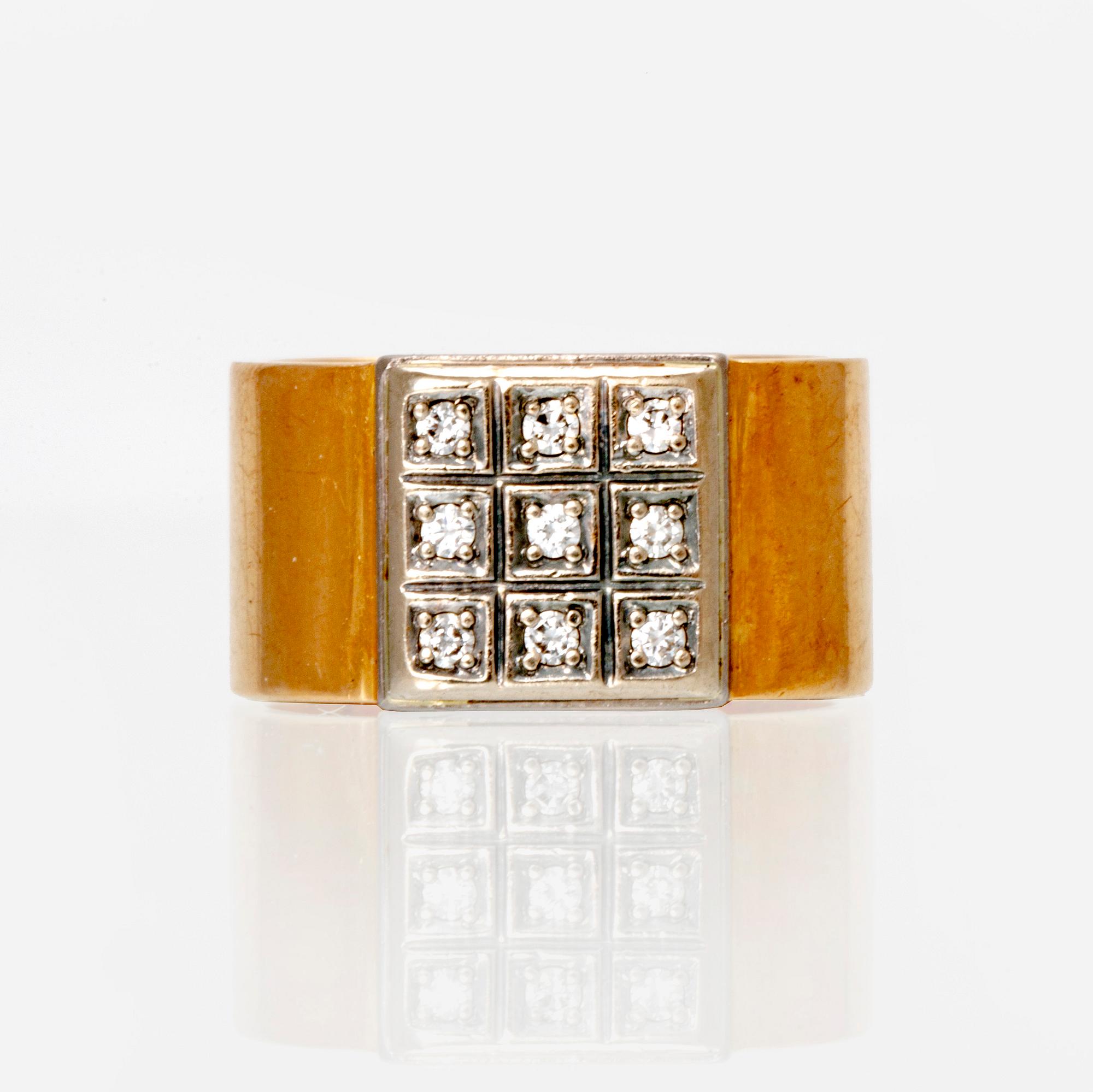 An 18K white- and yellow gold ring with round brilliant cut diamonds.