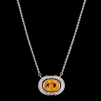690. A citrine and brilliant cut diamond pendant, tot. 0.72 cts.