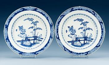 1518. A pair of blue and white chargers, Qing dynasty, Kangxi (1662-1722). (2).