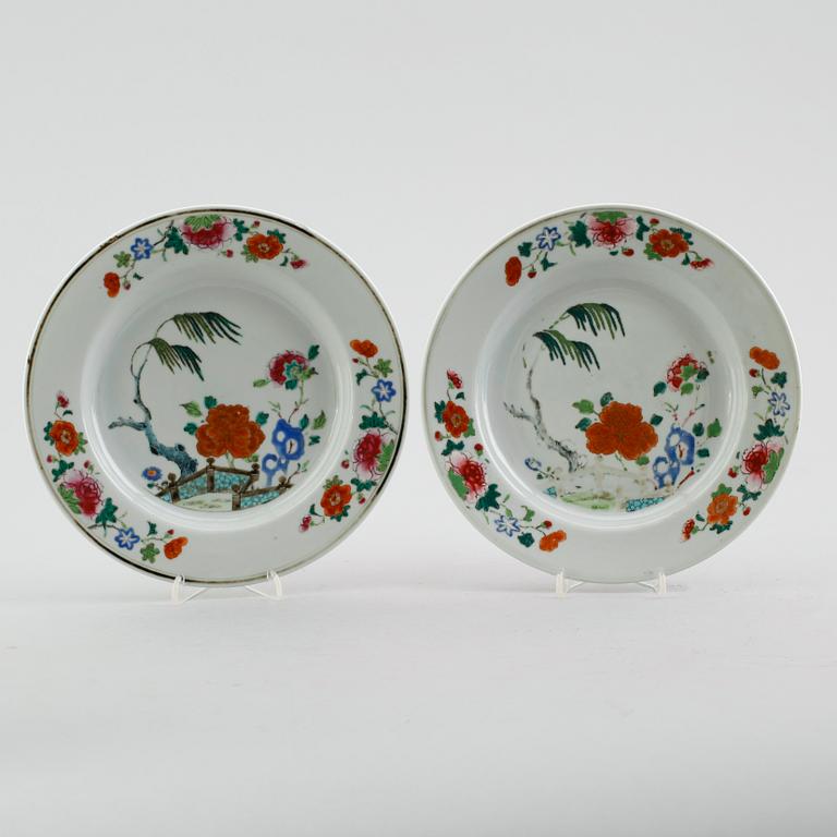 TALLRIKAR, 2 st, porslin, Kina, Qianlong 1736-1795.