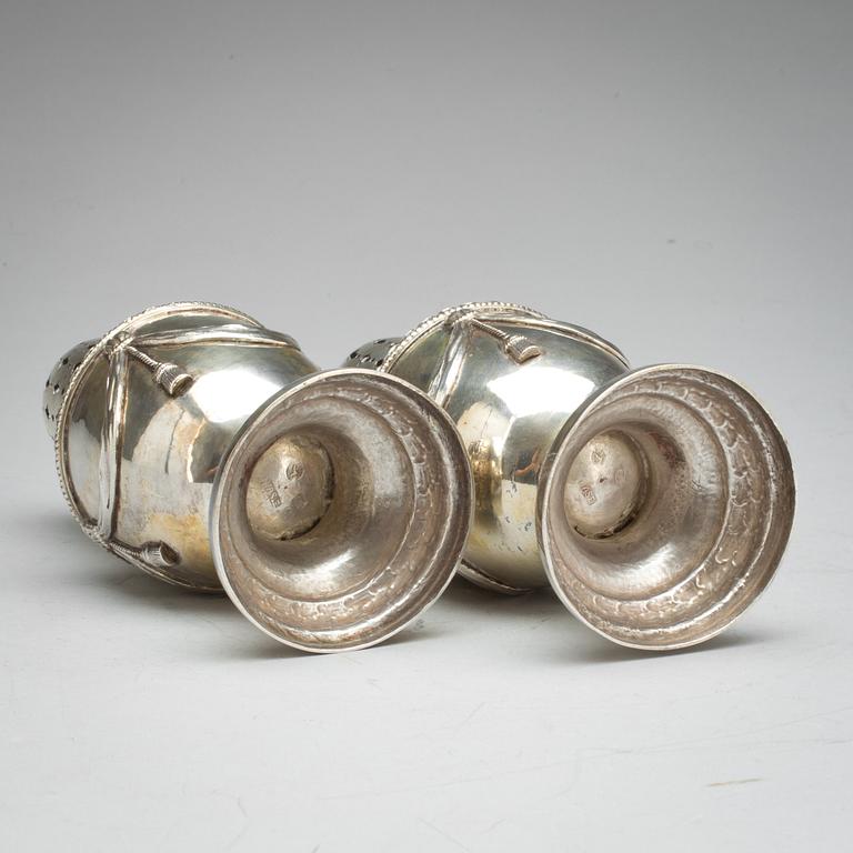 SOCKERSTRÖARE silver (halt 12 ld), ett par.  Tyskland, 1800-talets första del. Vikt ca 520 gr.
