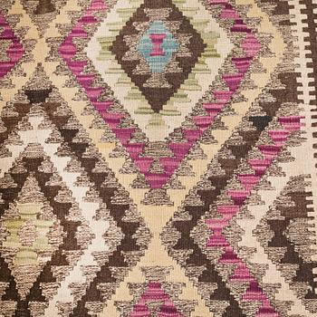 A KILIM RUG, 200 x 155 cm.