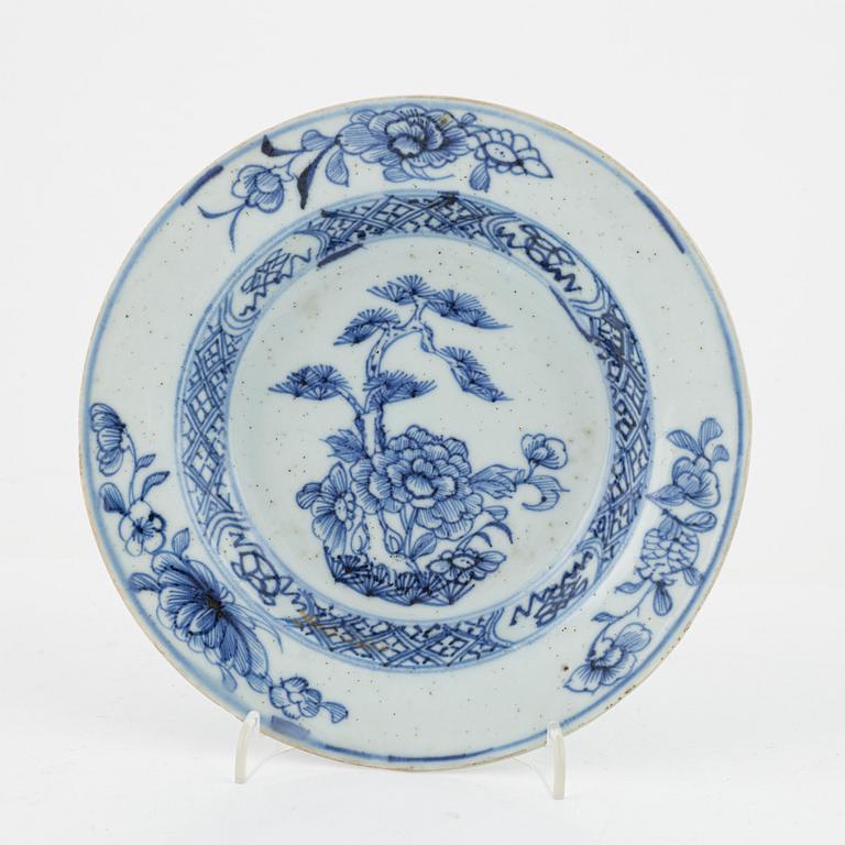 Servisdelar, porslin, 43 st, Kina, Qingdynastin, mestadels Qianlong (1735-95).