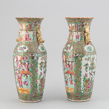 A pair of famille rose canton vases, Qing dynasty, late 19th century.