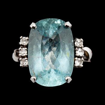 RING, 18k vitguld med briljantslipade diamanter tot ca 0,30 ct samt fasettslipad akvamarin. Vikt ca 10 g.