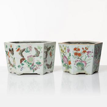 A set of two famille rose jardinieres, Qing dynasty, 19th century.