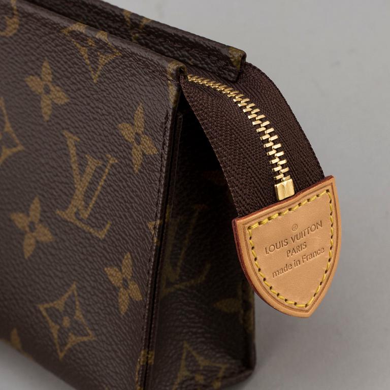 LOUIS VUITTON, "PASSPORT COVER" & "TOILETRY POUCH 15" passfodral samt necessär.