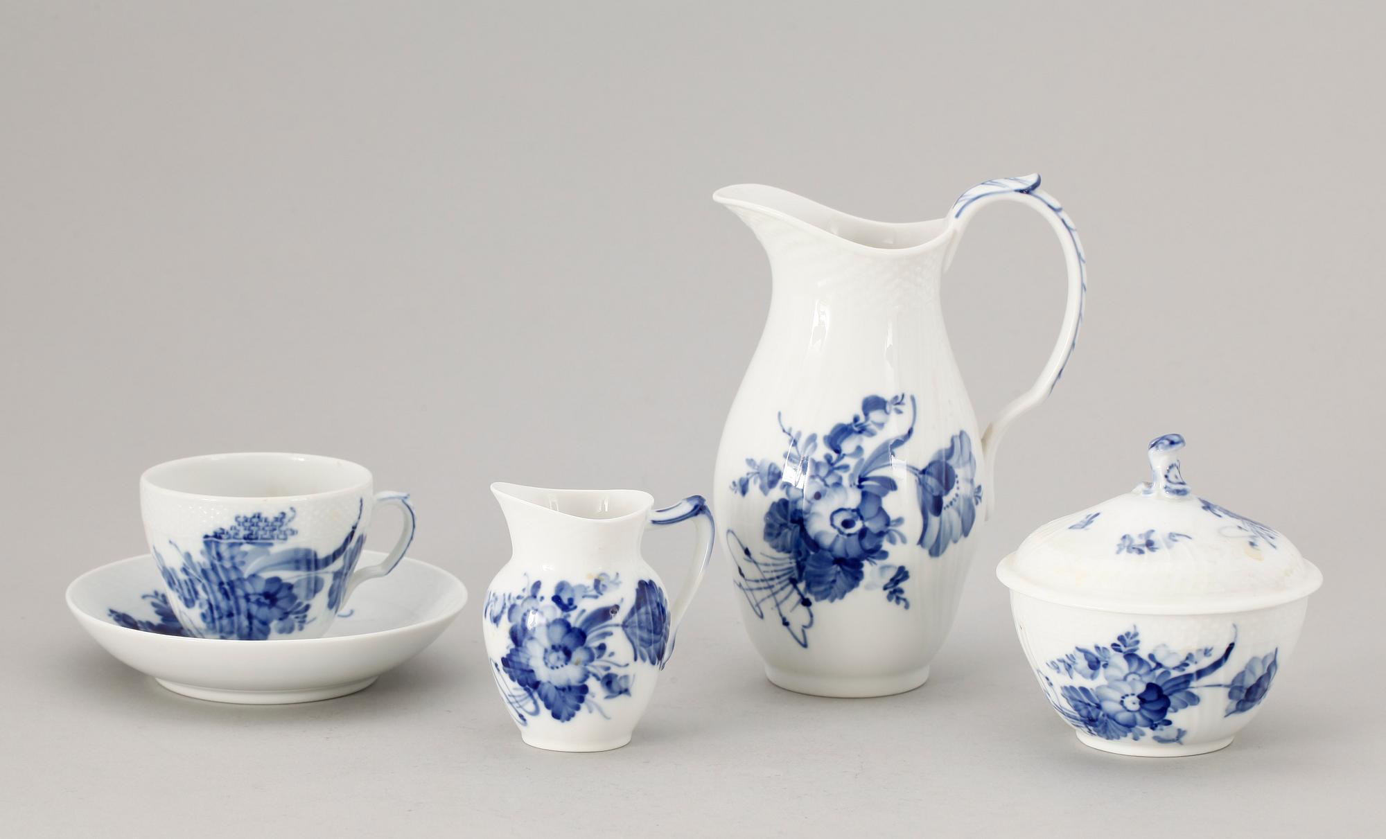 MAT- KAFFE- SAMT TESERVISDELAR, 84 delar, porslin, "Blå blomst", Royal Copenhagen, 1900-tal.
