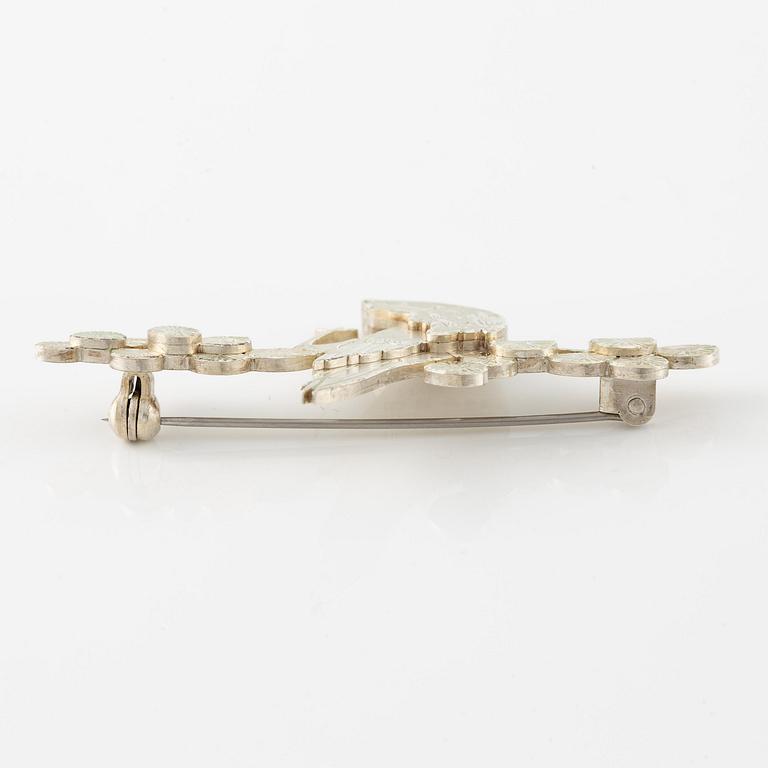 Wiwen Nilsson, brosch i form av en fågel på kvist, sterlingsilver, Lund 1969.