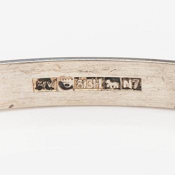 A silver bracelet with a rose quarts. Martti Viikinniemi, Heinola 1966.