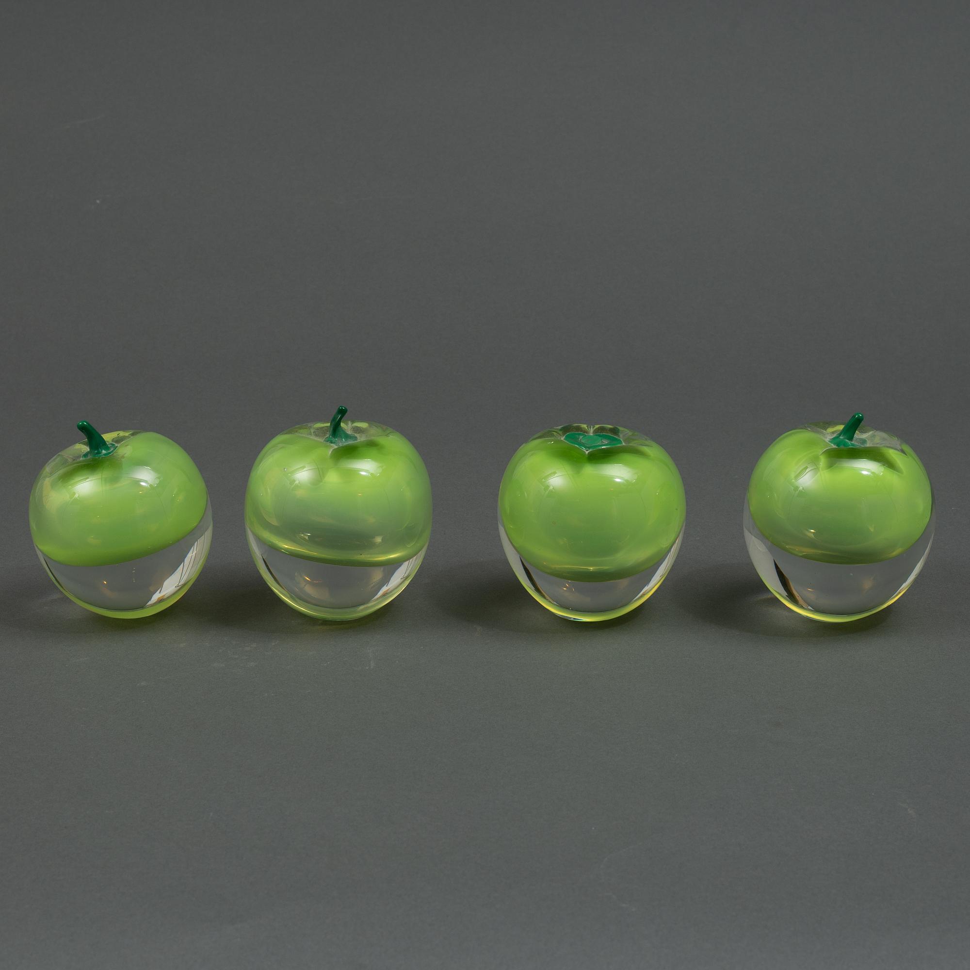 Hanne Dreutler & Arthur Zirnsack, "Äpple-Plommon-fat  nr 1", med åtta frukter i glas, Studio Åhus, 1988.