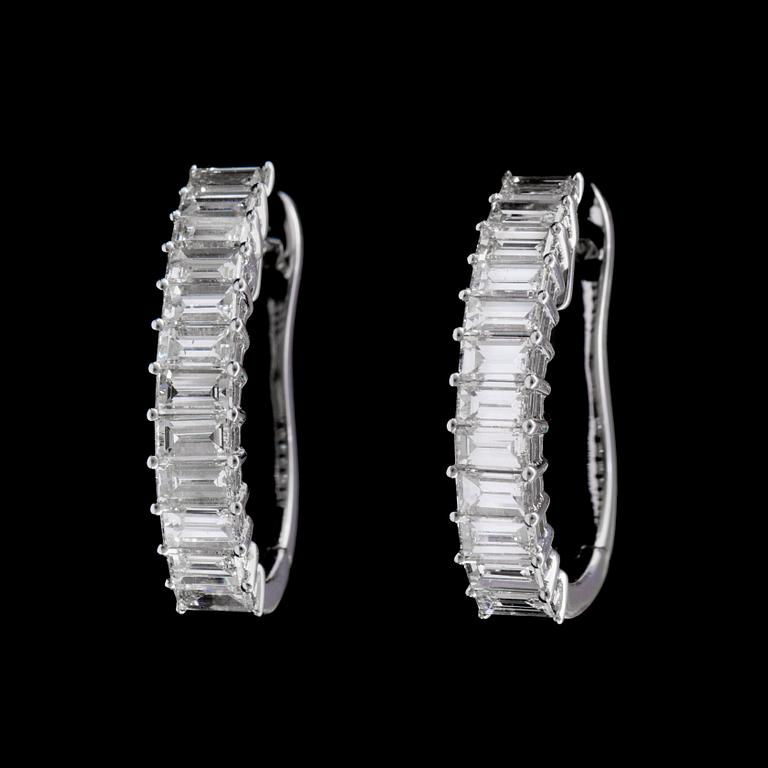 A pair of diamond, tot. 3 ct, earrings.