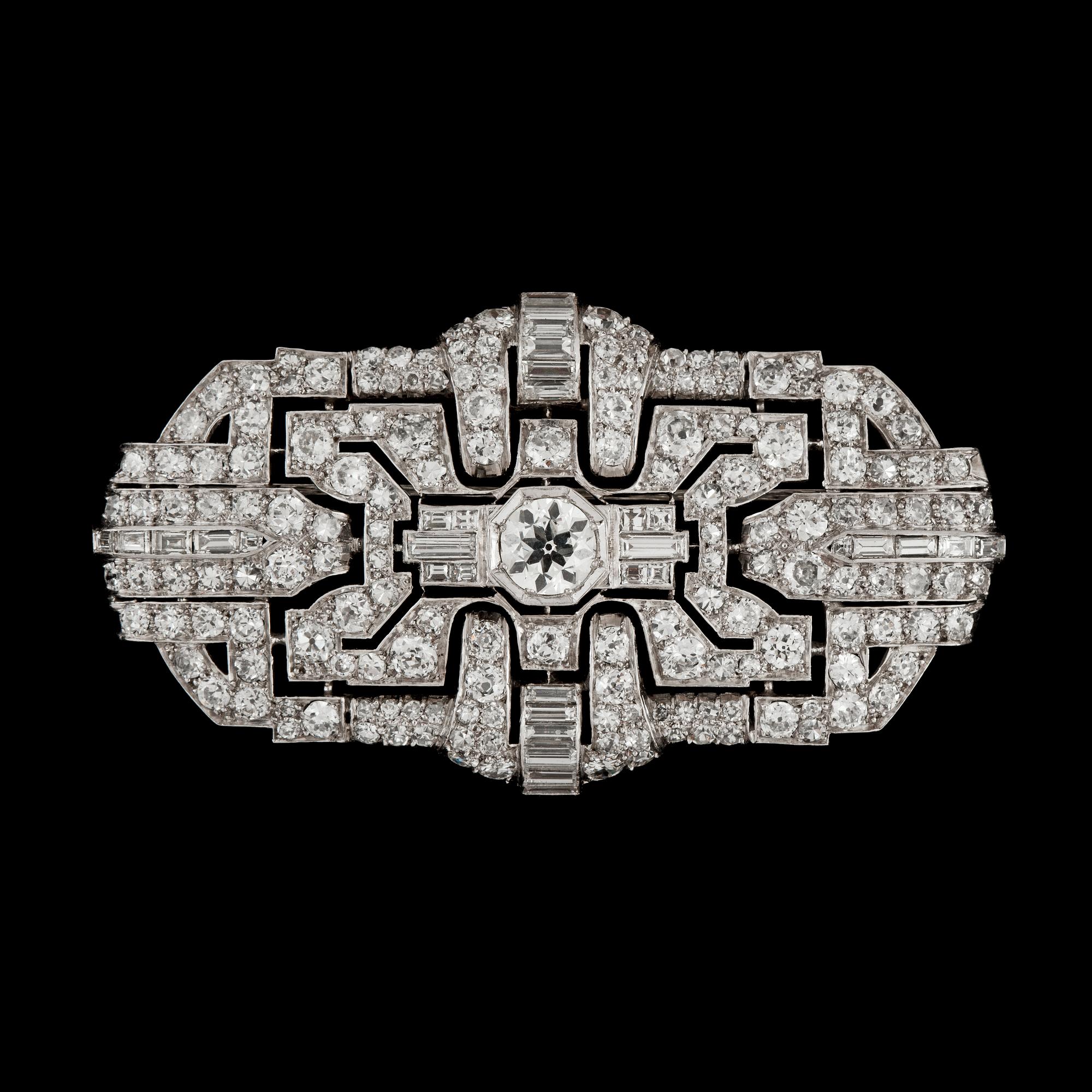 BROSCH, gammal-, baguette- samt trappslipade diamanter tot. 16 ct. Art deco ca 1930.