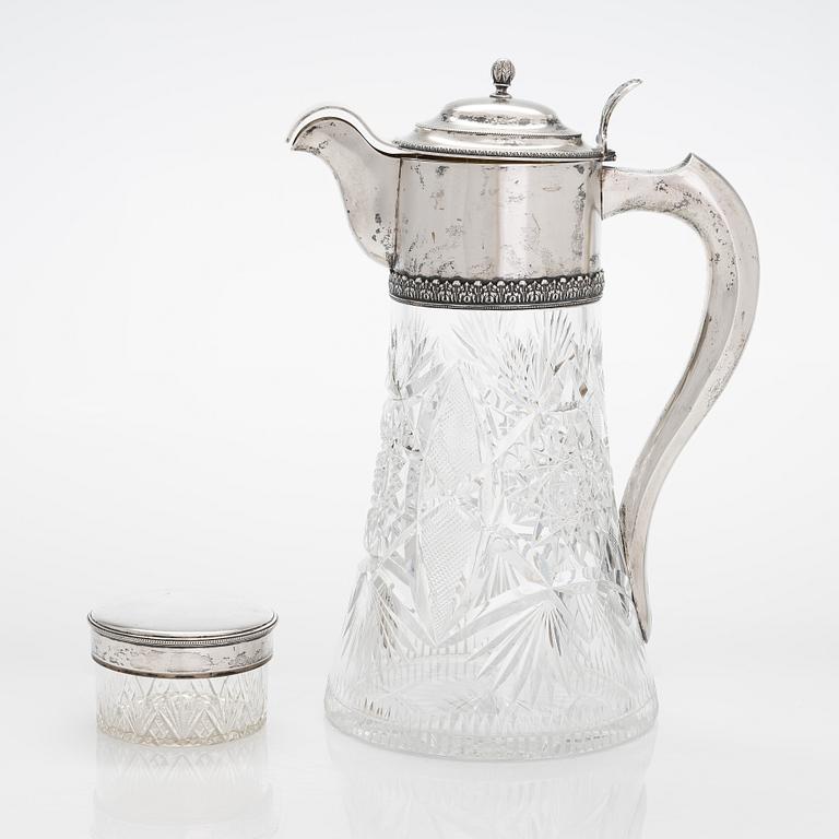 Karaff och burk, glas med silverfattning, tidigt 1900-tal. Burken stämplad S:t Petersburg 1908-26.