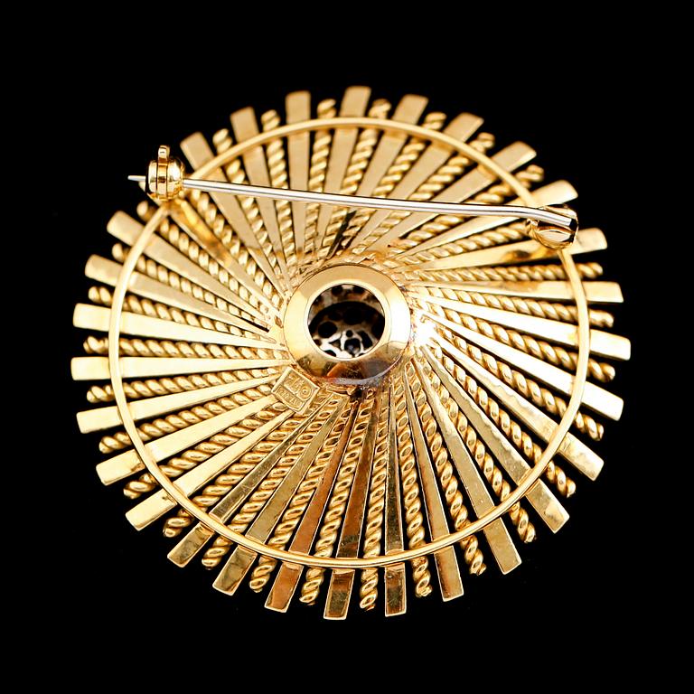 BROSCH, 18 k guld med briljantslipade diamanter samt safir. Total vikt ca 24 gram.