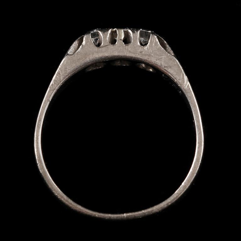 RING, 18 k vitguld med 3 diamanter tot c:a 0.23 ct. 1958. Vikt 3 g.