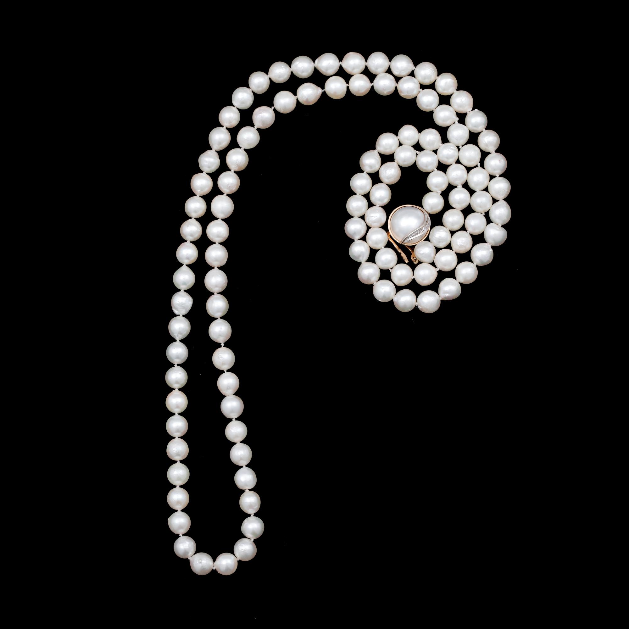 COLLIER, odlade delvis barocka sötvattenspärlor, lås i 18k guld med mabepärla och liten diamant. 1900-talets andra hälft.