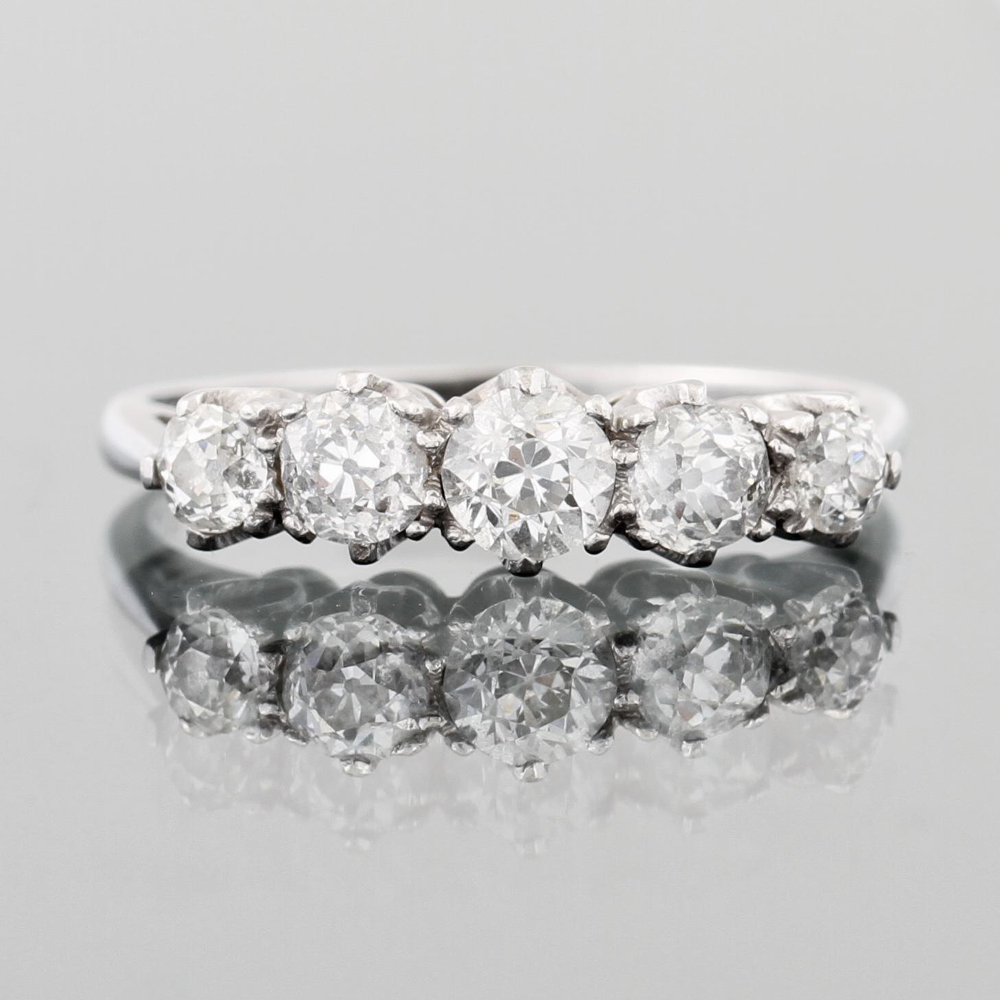 RING, platina med 5 äldre briljantslipade diamanter, utländska stämplar. Vikt 3,3 g.
