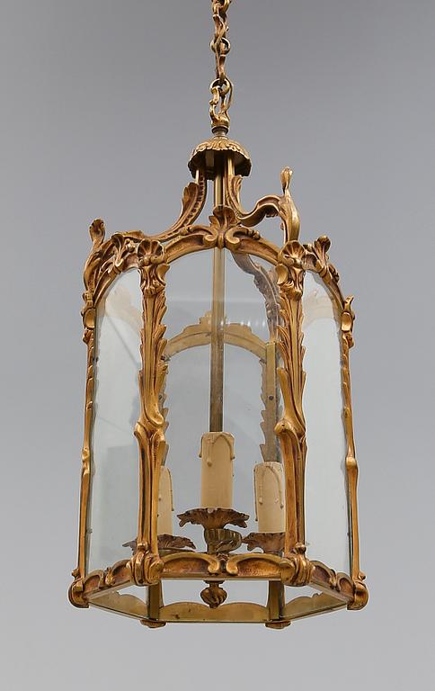 TAKLYKTA, rokokostil, 1900-talets första hälft. Höjd 54 cm.