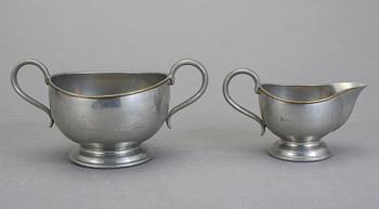 MJÖLKKANNA samt SOCKERSKÅL, två delar, tenn, Svenskt Tenn, 1900-talets första hälft / mitt.
