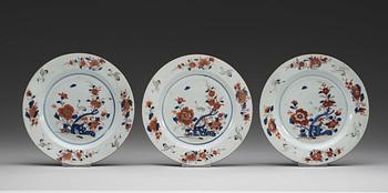 A set of six imari dinner plates, Qing dynasty, Kangxi (1662-1722).