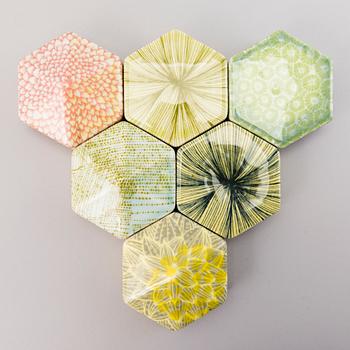 HEINI RIITAHUHTA, reliefi, posliinia, "Hexagon reliefi", signeerattu Heini Riitahuhta 2015.