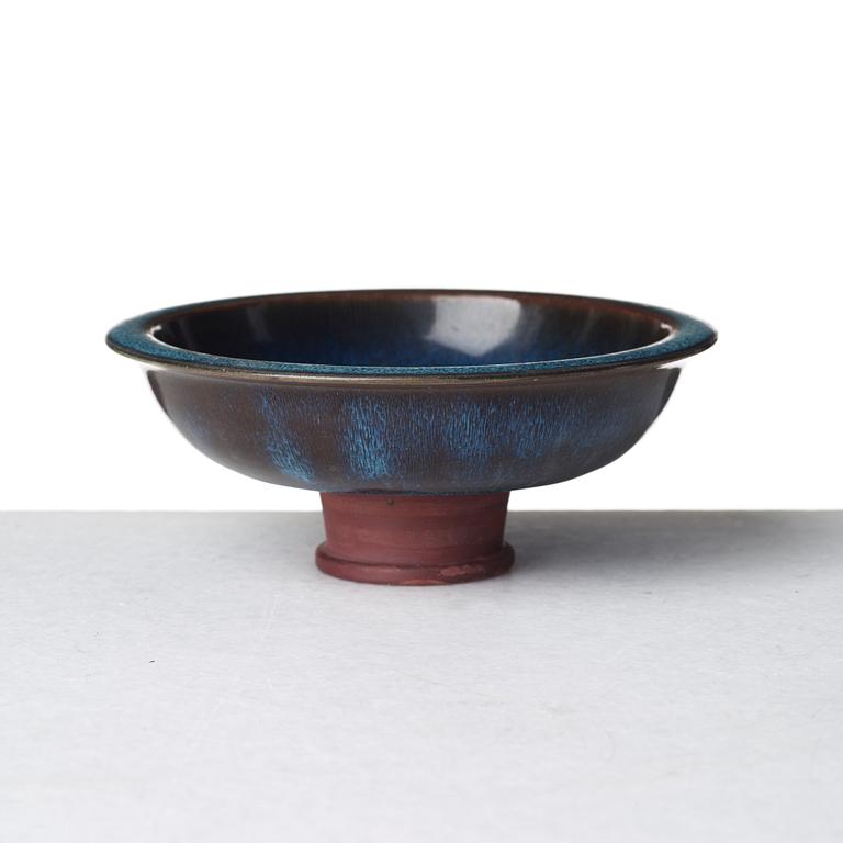 Wilhelm Kåge, a "Farsta" stoneware lidded jar and a footed bowl, Gustavsberg studio, one dated 1956.