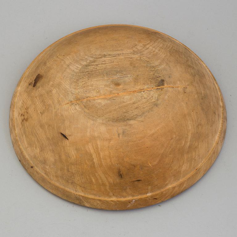 A 18/19th century wooden box and bowl.