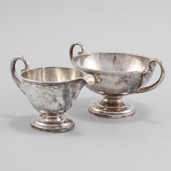 SOCKERSKÅL samt GRÄDDKANNA, silver, David Andersen, Oslo 1886/1887. Vikt 315 g.