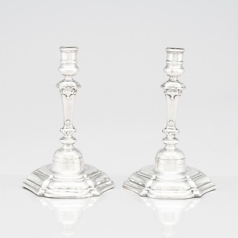 Petter Lund, ljusstakar, silver, ett par, Stockholm 1758. Senbarock.