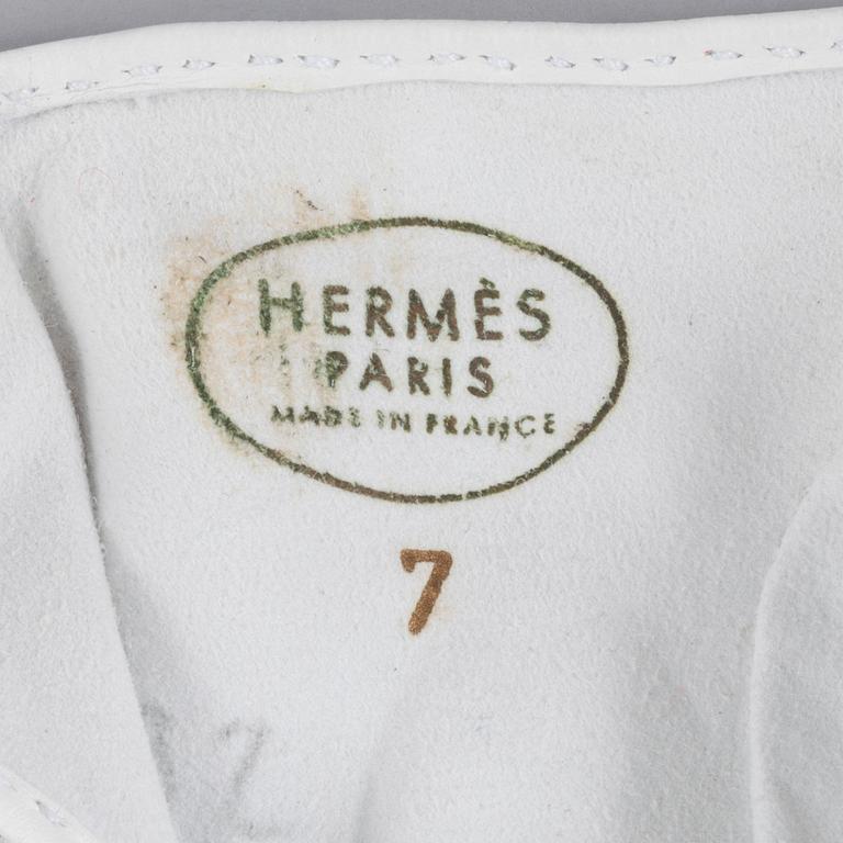 HERMÈS, a pair of white lambskin gloves, size 7.