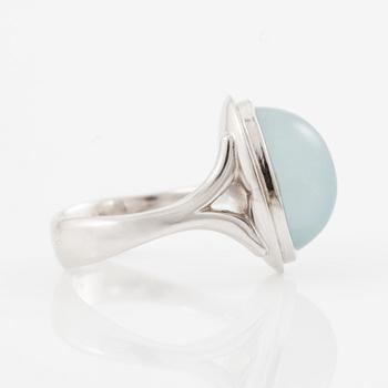 Ole Lynggaard ring 18K white gold with a cabochon-cut aquamarine and a round brilliant-cut diamond.