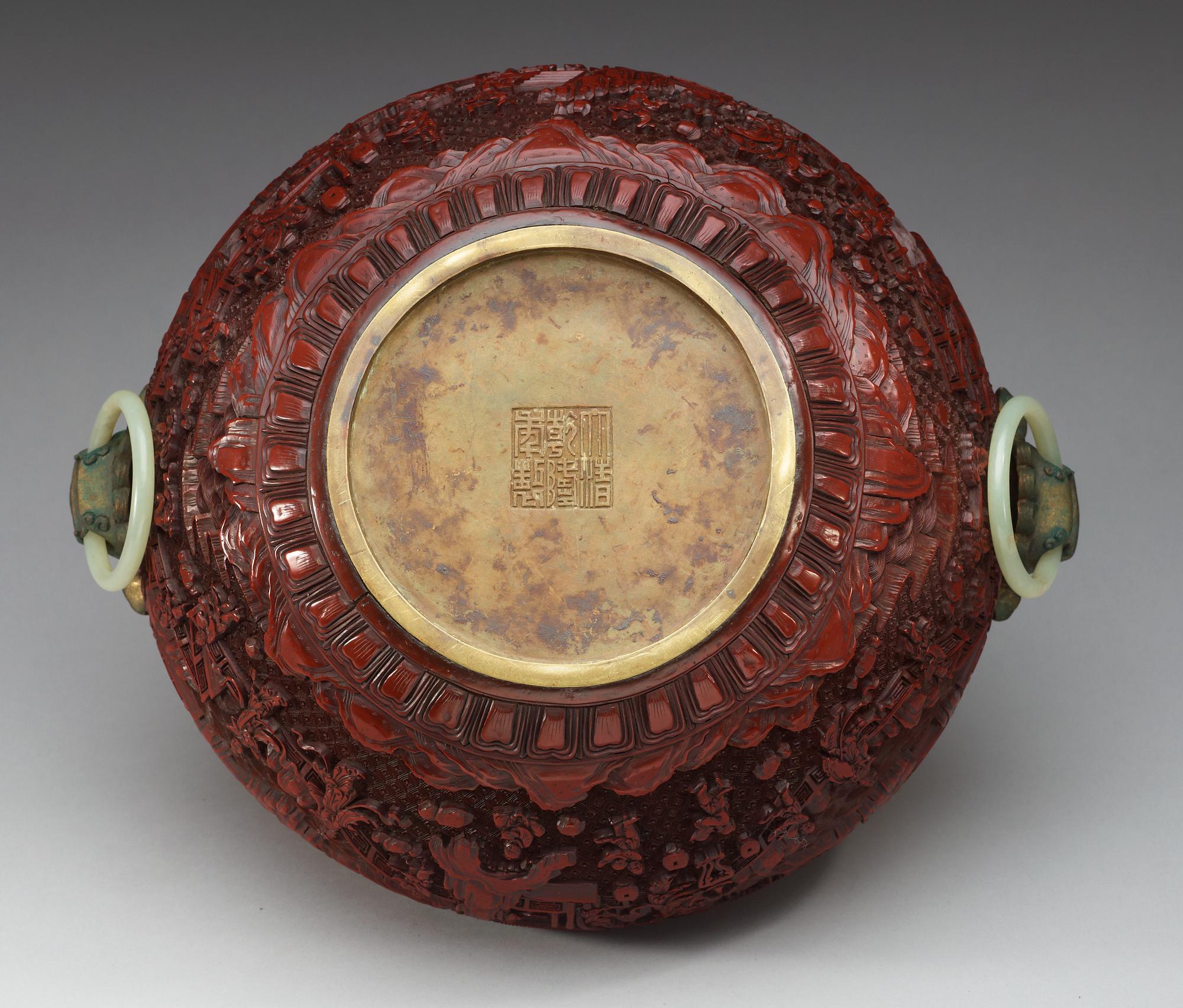 RÖKELSEKAR/YTTERFODER, lack, brons och nefrit. Qing dynastin (1644-1912), med Qianlongs sigillmärke.