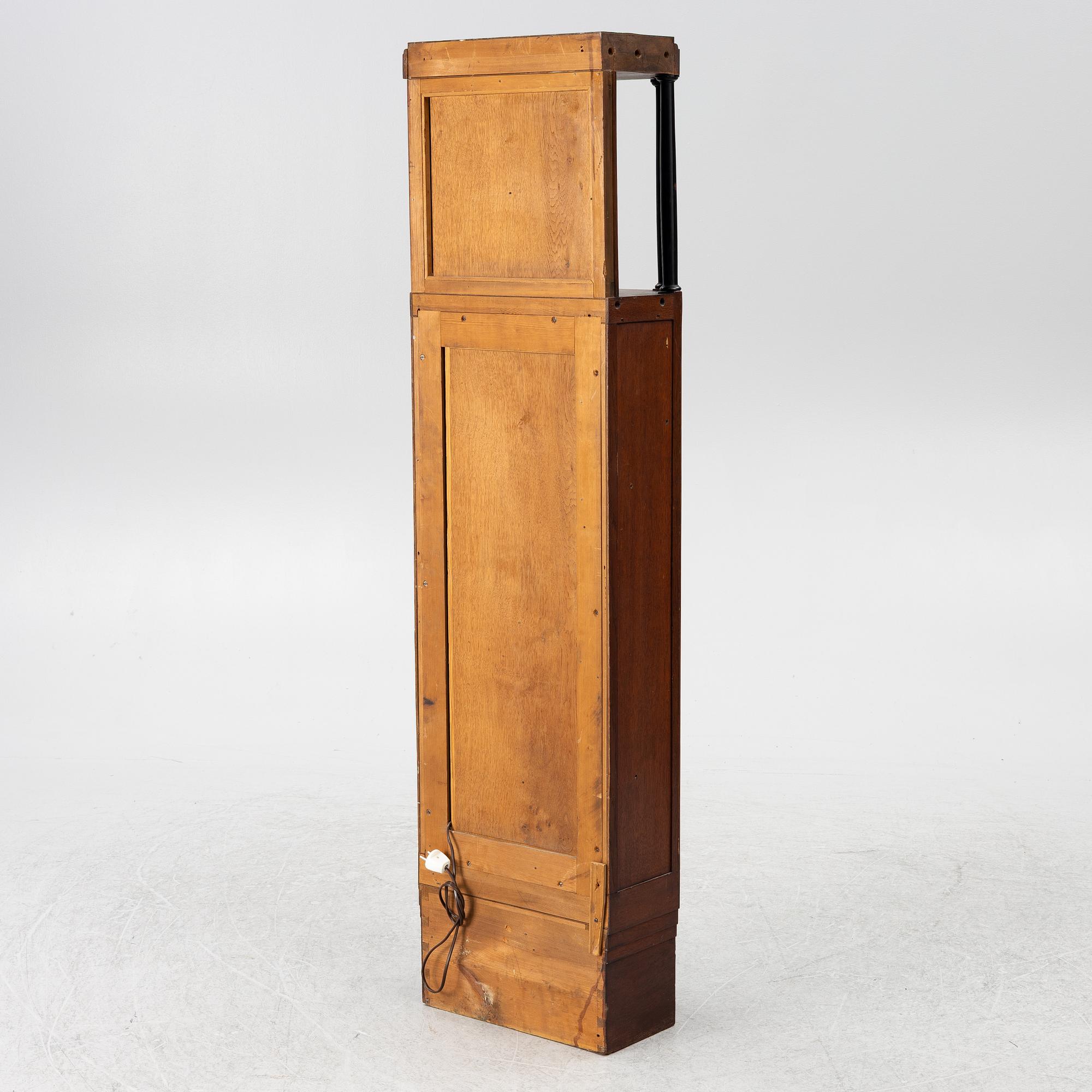 Vitrinskåp, jugend, tidigt 1900-tal.