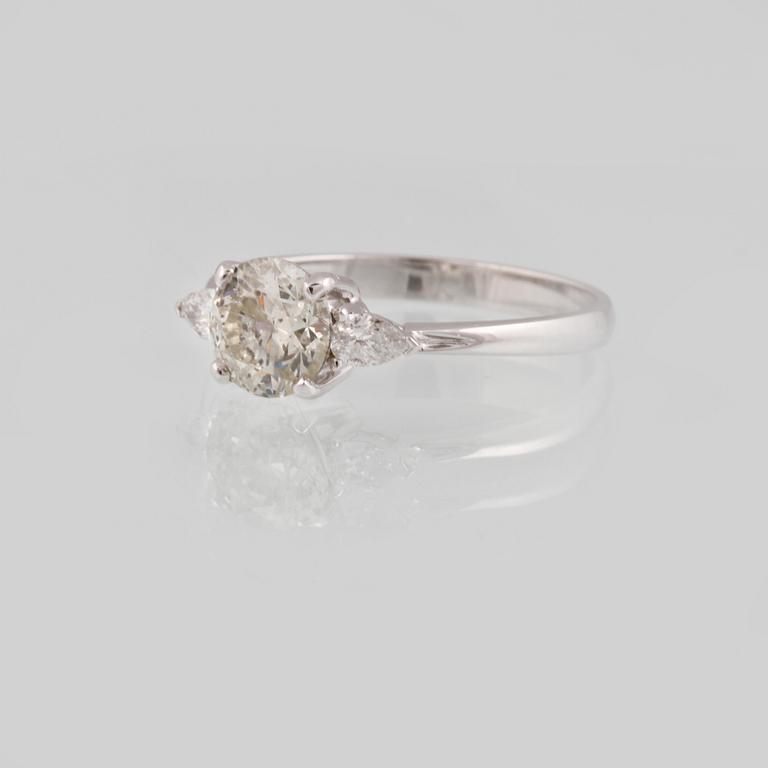 RING, 18K vitguld med briljantslipad diamant ca 1.10 ct samt 2 droppslipade diamanter ca 0.17 ct. Vikt.