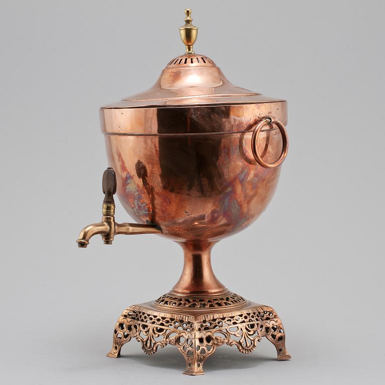 SAMOVARER, 2 st, mässing och koppar, omkring 1900.